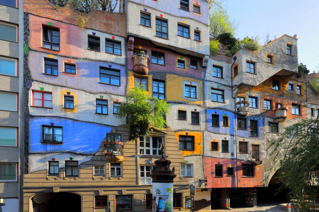 Hundertwasser leghíresebb alkotása a Bécs 3. kerületében található, tarka-barka lakóház