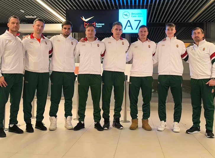 A kiutazó magyar csapat (Marozsán Fábián a helyszínen várta a többieket)