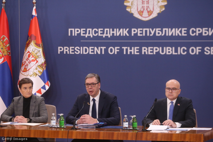 Ana Brnabic, Aleksandar Vucsics és Milos Vucsevics szerb miniszterelnök a szerb fővárosban, Belgrádban 2025. január 27-én