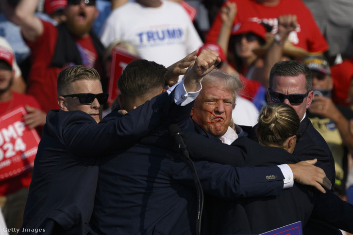 Az akkor még csak elnökjelölt Trump azonnal, ösztönösen tudta, mi mutat majd jól a képeken, hogyan tűnhet győztesnek még egy ilyen helyzetben is