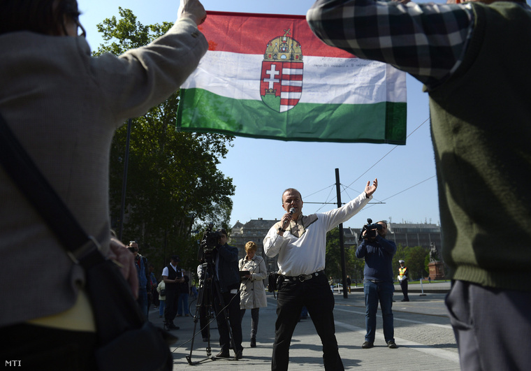 Gaudi-Nagy Tamás aki a most zárult parlamenti ciklusban a Jobbik-frakció tagja volt demonstrációt tart a földtörvény ellen a Kossuth téren
