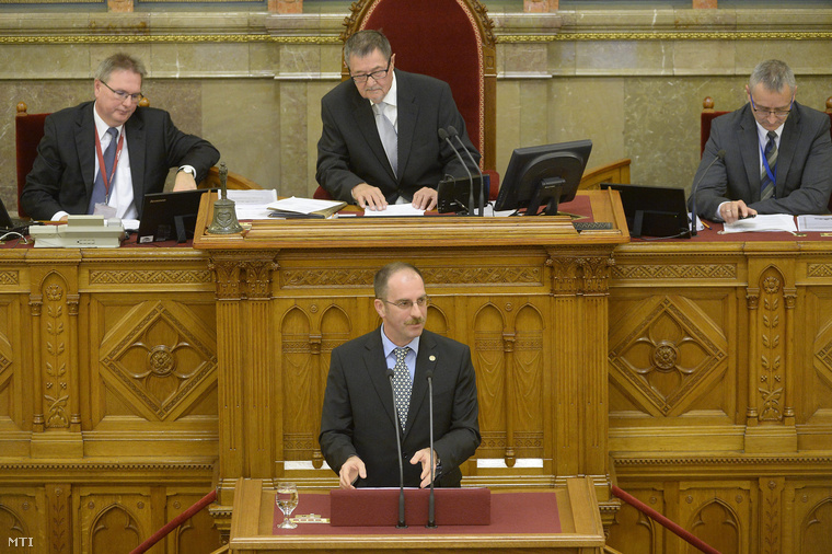 Patyi András az NVB elnöke az Országgyűlés alakuló ülésén