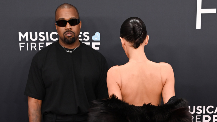 Anyaszült meztelenül jelent meg Kanye West felesége a Grammy-díj-átadón