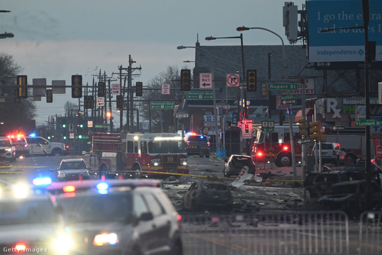 Helyi idő szerint január 31-én, este fél 7-kor egy Mexikóba tartó magángép lezuhant Philadelphia városában. (Fotó: Anadolu / Getty Images Hungary)