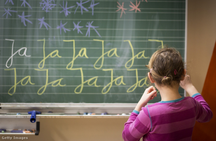 Egy kislány írást gyakorol 2017. február 3-án