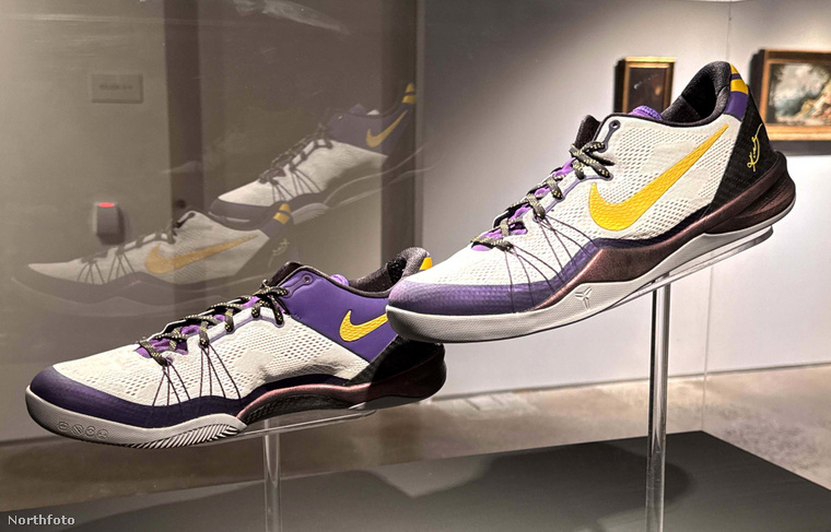 A legendás Nike Kobe 8 Elite „Lakers Home” cipő a Sotheby’s exkluzív „The One” árverésén kerül kalapács alá. (Fotó: Nancy Kaszerman / Northfoto)