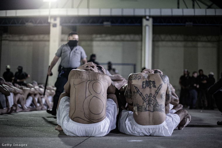 A rabok étrendje kimerül rizsben, babban, kemény tojásban és tésztában, amit puszta kézzel kell elfogyasztaniuk, mert evőeszközt nem kapnak. (Fotó: Handout / Getty Images Hungary)