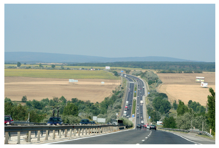 M1-es autópálya Mánynál - Forrás: ariannesmidt / Wikimedia Commons