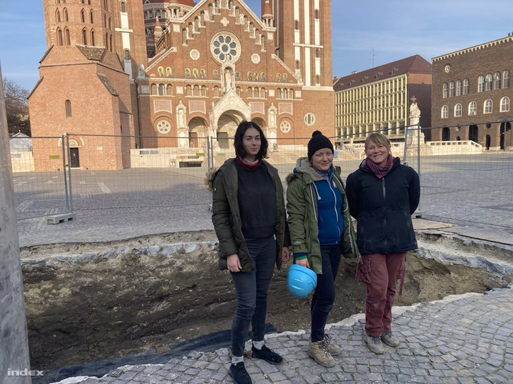 Löffler Zsuzsanna, a Dóm téri ásatás vezetője és csapata
