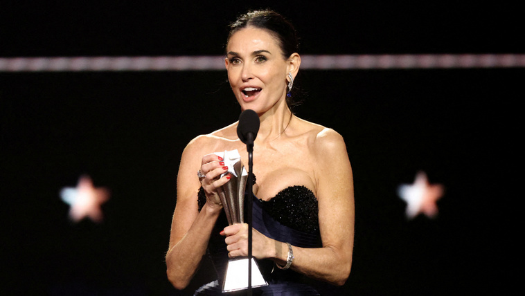 Demi Moore lélegzetelállító meztelenruhában vette át a Critics Choice Awards díjat