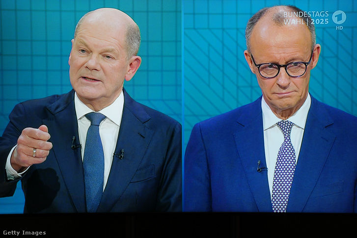 Olaf Scholz (SPD, l.) szövetségi kancellár és Friedrich Merz, a CDU kancellárjelöltje és a CDU szövetségi elnöke vitáznak az ARD és a ZDF televízió stúdiójában Berlin-Adlershofban 2025. február 9-én