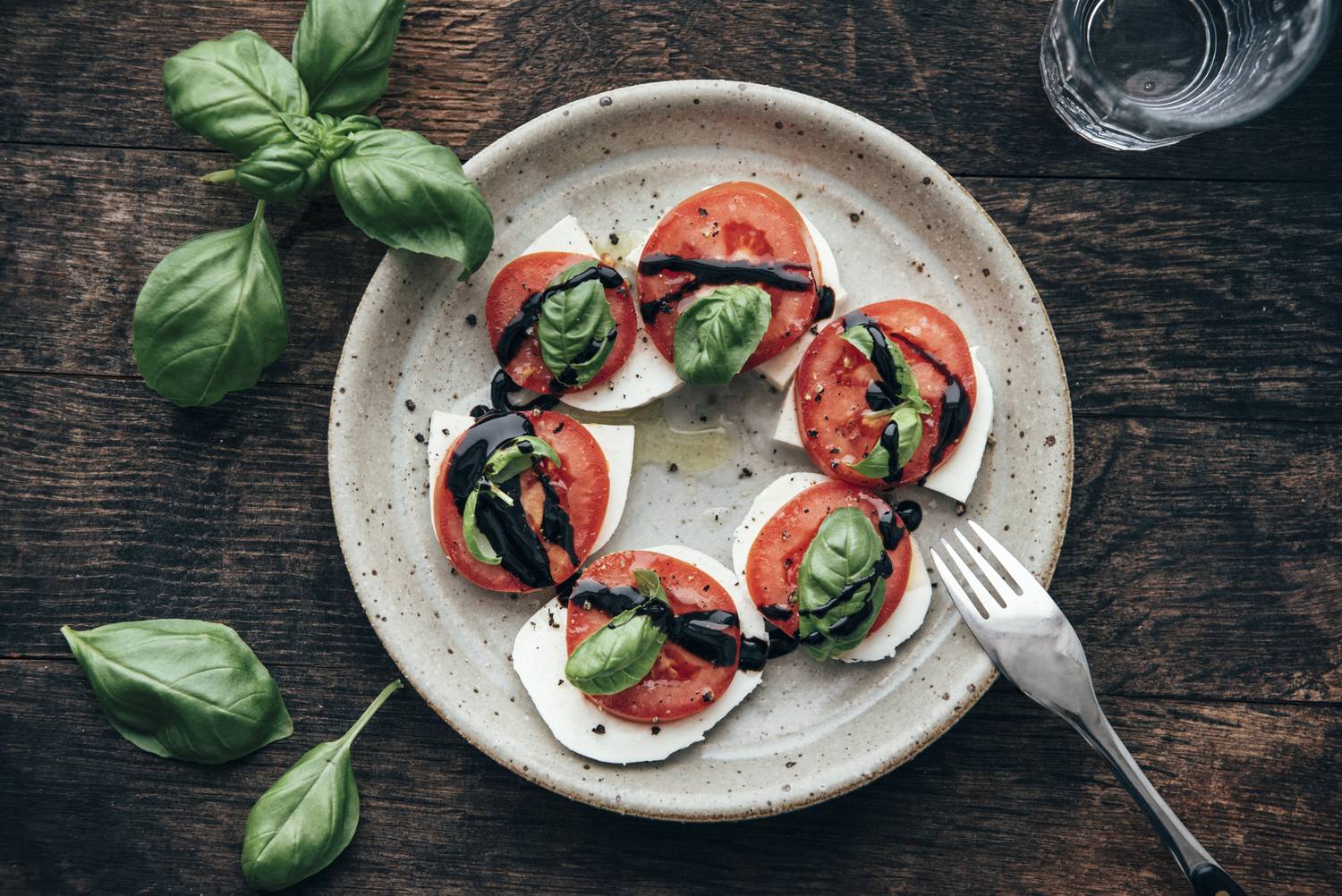 A caprese saláta az egyik legegyszerűbb saláta, amit ebédre készíthetsz. A lágy mozzarella sajtban lévő fehérje miatt laktató fogás, ha ezt készíted ebédre.