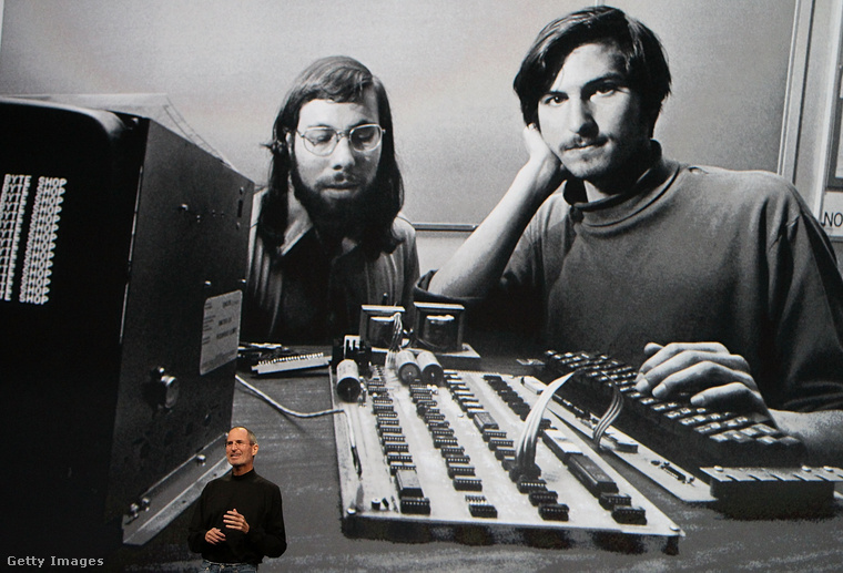 Steve Jobs és társa egy kezdetlegesebb számítógép fejlesztése közben. (Fotó: Justin Sullivan / Getty Images Hungary)