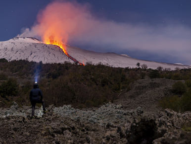 Mesés látványt nyújt az Etna kitörése után a havas lejtőkön lezúduló láva