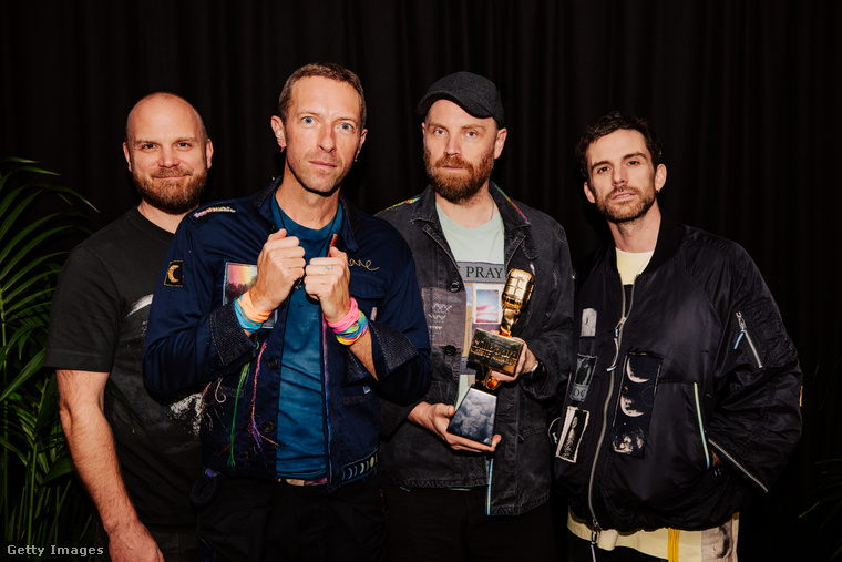 Coldplay – Csend, ölelés és fogmosás&nbsp;Chris Martin és bandája minden koncert előtt egy csendes pillanatot tart, majd összeölelkeznek, hogy lelkileg is felkészüljenek a fellépésre.
                        „Nekem körülbelül 18 dolgot kell megcsinálnom, mielőtt kimenhetek fellépni – az egyik például, hogy fogat kell mosnom, különben egyszerűen nem érzem magam elég okosnak” – mondta Martin.