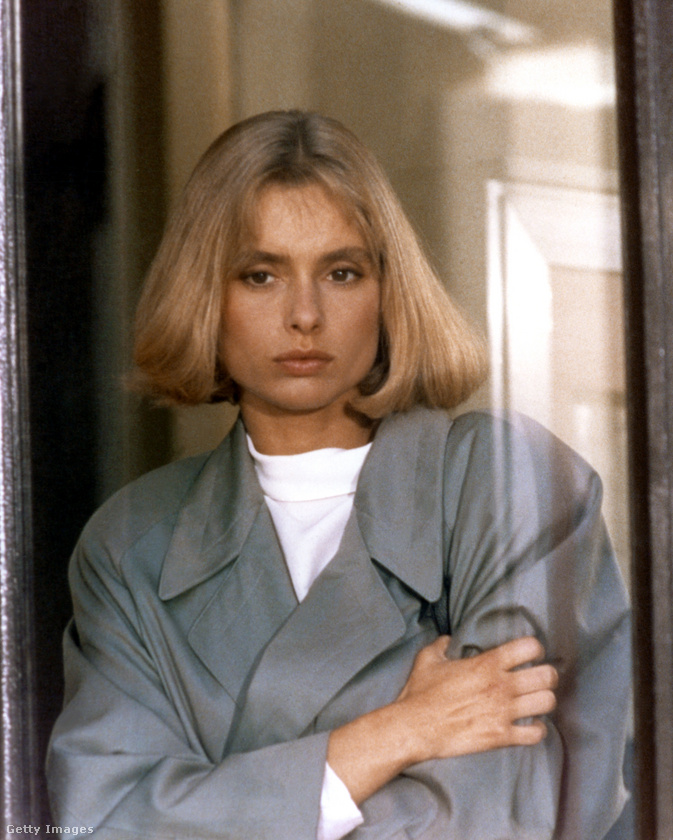 Maryam d’Abo (Halálos rémület, 1987)&nbsp;Kara Milovy szerepében egy érzékeny, de bátor csellista volt Timothy Dalton oldalán.