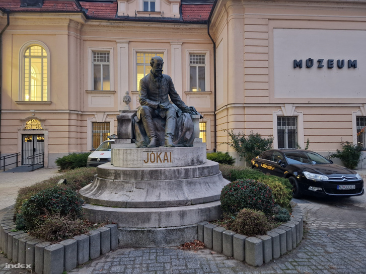 A Jókai-szobor Komáromban