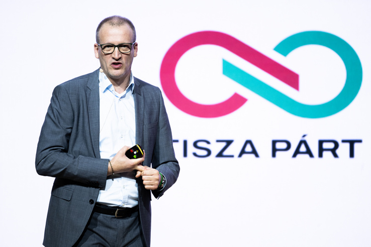 Hat pontban üzentek az írók Magyar Péter miniszterjelöltjének