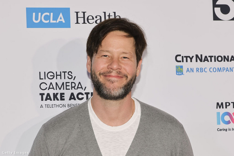 Ike Barinholtz – Egy rossz esés, két törött nyakcsigolya&nbsp;Ike Barinholtz nemcsak játszott, hanem rendezett is Az eskü című filmben, de a forgatás során olyan súlyos balesetet szenvedett, hogy hónapokig nyakmerevítőt kellett viselnie