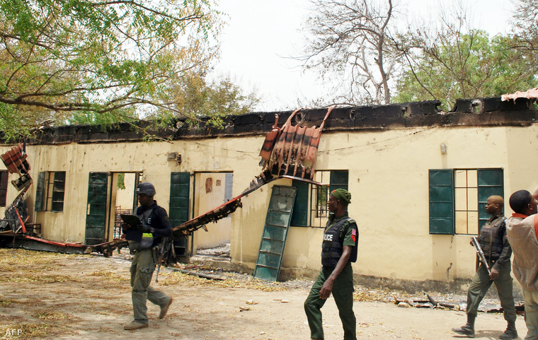 Nigériai rendőrök az iskola előtt, ahonnan nemrég 276 diáklányt raboltak el
