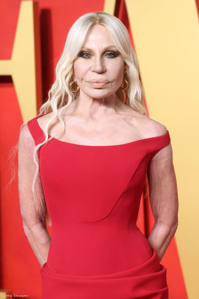 Donatella Versace (2025) – A divatvilág királynője&nbsp;Gianni tragikus halála után Donatella átvette a Versace birodalom irányítását, és azóta is az egyik legbefolyásosabb divattervezőként tartják számon