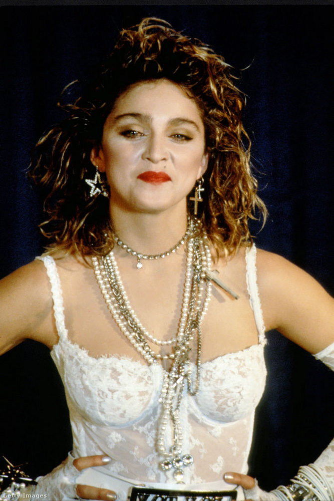 Madonna (1980) – A popkirálynő születése&nbsp;Az 1980-as években Madonna szó szerint berobbant a zeneiparba, és egyedi stílusával, lázadó személyiségével és merész színpadi jelenlétével azonnal meghódította a világot