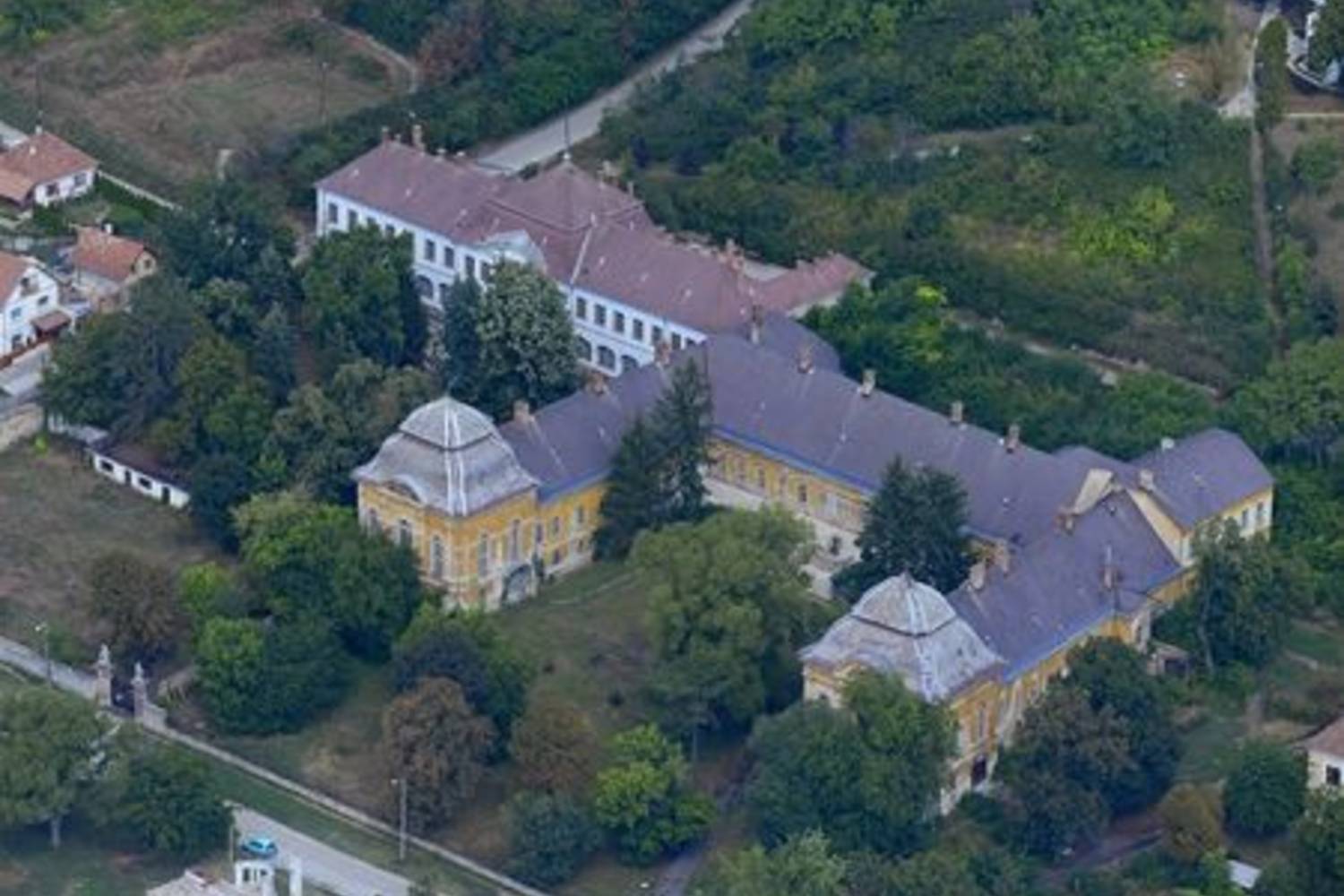 Az U alakban épült kastély két oldalszárnya a János-szárny és a Sándor-szárny nevet kapta a Podmaniczky fivérek után.