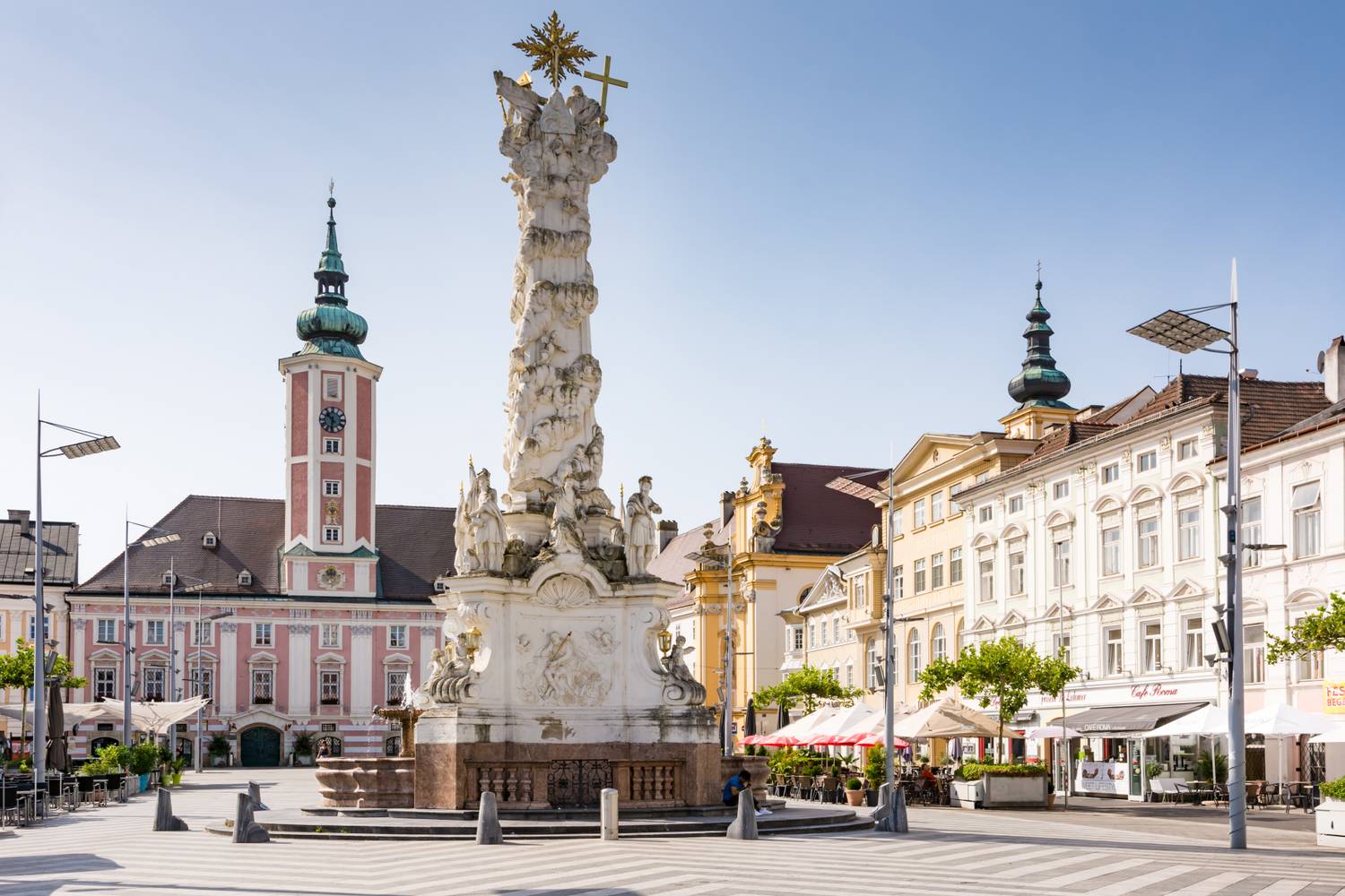 Sankt Pölten Alsó-Ausztria tartományi fővárosa, ahova 12 ezer forint alatt elérhetők jegyek korai elővételben. A város pezsgő sétálóutcáján kávézók, színes kirakatok és termelői piacok várják a nézelődőket. A Ratzersdorfi-tó partján egy oázis terül el a város szívében, ahol sportolni és pihenni lehet, de változatos kulturális programok is akadnak.