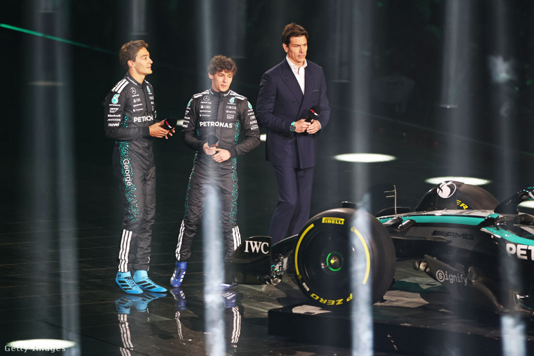 Andrea Kimi Antonelli és George Russell a csapatfőnök, Toto Wolff társaságában az F1 75 Live bemutatóján.