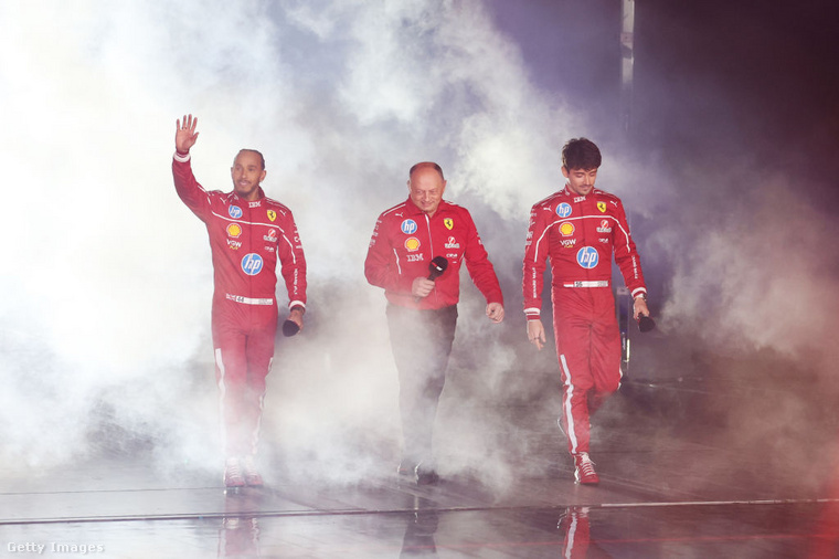 A Ferrari pilótái, Charles Leclerc és Lewis Hamilton a csapatfőnökkel, Fred Vasseurrel együtt vettek részt az F1 75 Live gála start eseményén a londoni The O2 Arénában.