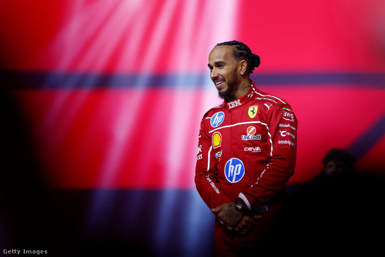 A fehér elemek még látványosabbá teszik a klasszikus Scuderia kinézetét, amelyhez idén egy új fejezet is társul: a hétszeres világbajnok Lewis Hamilton először öltheti magára a vörös versenyruhát, Charles Leclerc csapattársaként.