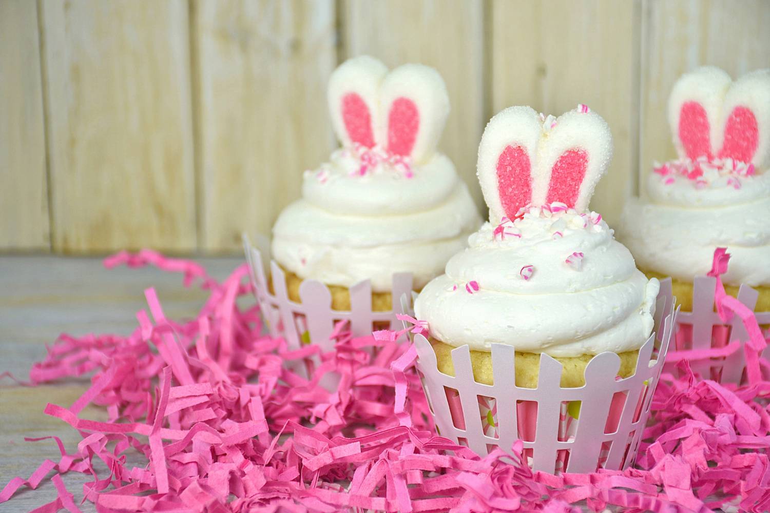 A tündéri nyuszis cupcake-hez szükség van egy jól bevált, lehetőleg citromos vagy vaníliás muffinreceptre, és egy ügyes útmutatóra a dekorációhoz.