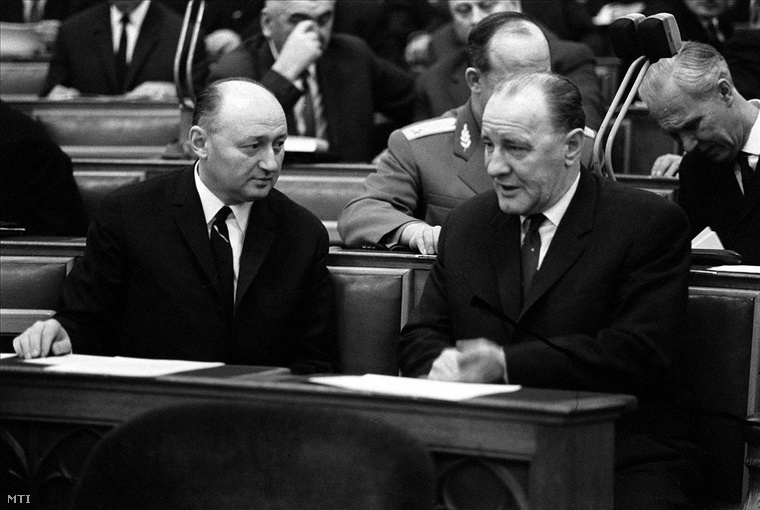 1968. március 29. Biszku és Kádár a Parlamentben. Biszku ügyvédje kérte, hogy tanúként hallgassák ki az 1989-ben elhunyt Kádár Jánost, a bíróság nem adott helyt az indítványnak.