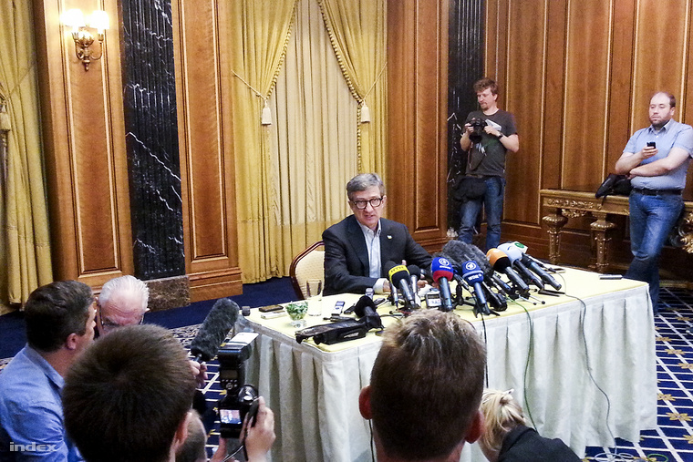 Szergej Taruta, a kijevi kormányt képviselő donyecki kormányzó a sajtótájékoztatón.
