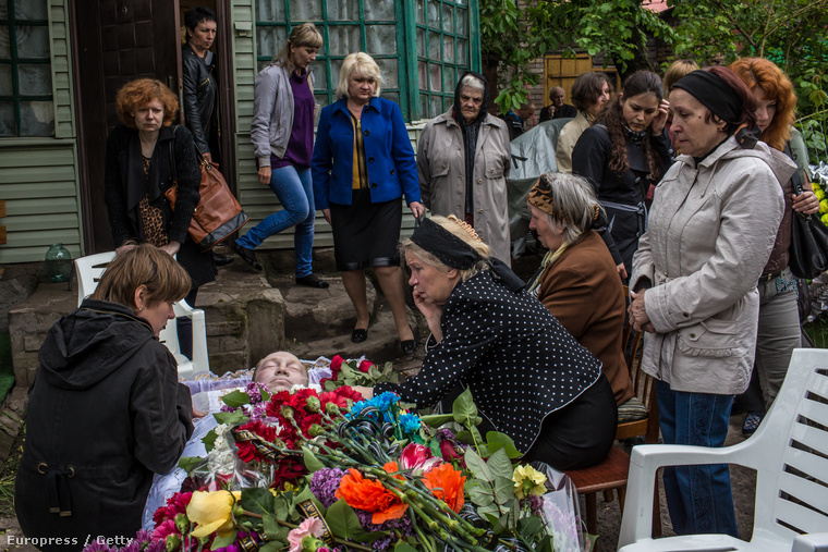 Az elmúlt napok fegyveres összecsapásaiban halt meg a férfi, akit családja gyászol házuk kertjében, a kelet-ukrajnai Mariupolban.