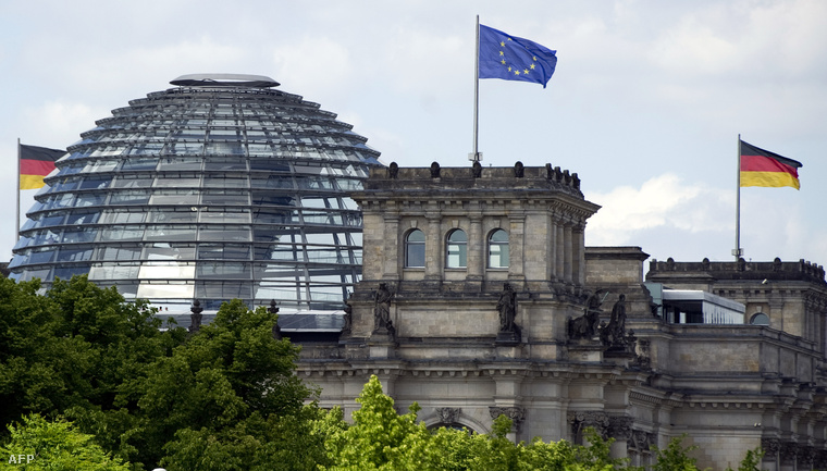A Bundestag az EU-zászlóval