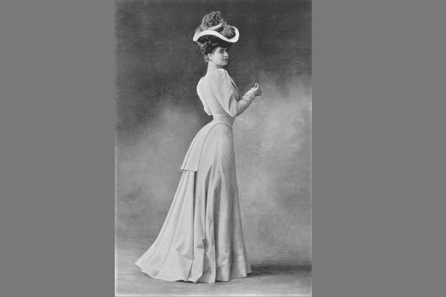 A Gibson Girl sziluettje ahelyett, hogy elölnézetből lett volna meghatározva, az eltúlzott S-görbületű törzzsel az oldalsó szöget hangsúlyozta.