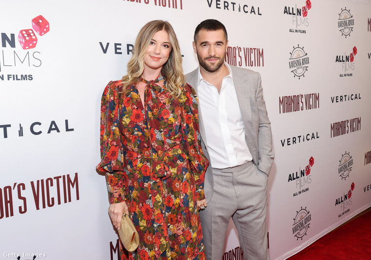 Emily VanCamp és Josh Bowman. (Fotó: Variety / Getty Images Hungary)