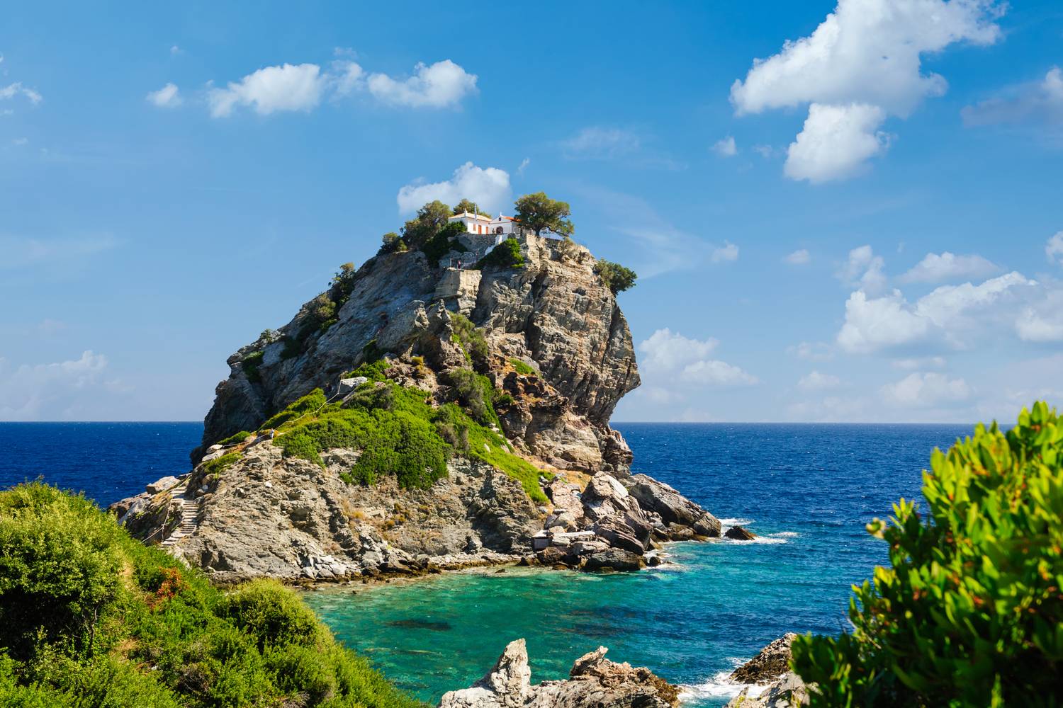 A Mamma mia! című filmet a görögországi Skiathos és Skopelos szigetén forgatták. Utóbbin található a szikla az Agios Ioannis templommal, mely az első rész végén látható esküvői jelenetből ismerős.