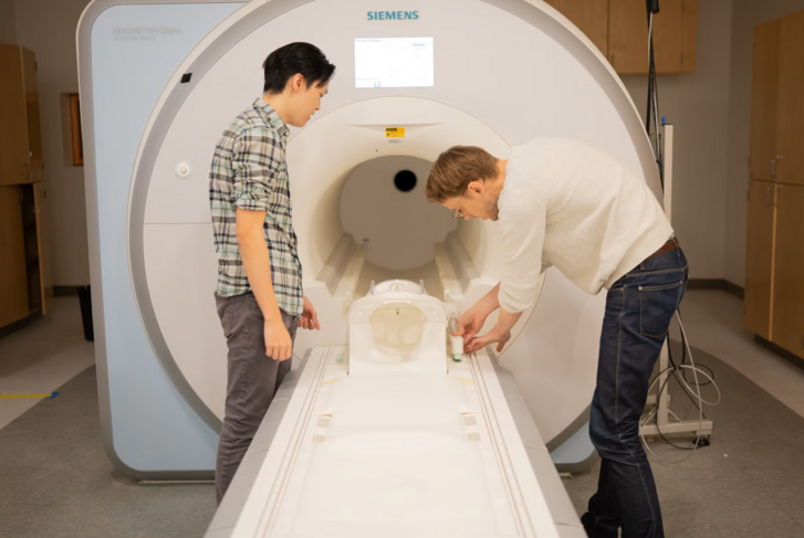 A Texasi Egyetem kutatói előkészítik a laborukban található fMRI-berendezést, hogy segítségével és a mesterséges intelligenciával együtt dekódolhassák egy páciens gondolatait