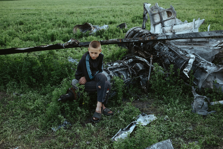 Olekszij Poljakov (a képen) és Roman Voitko ellenőrzik egy megsemmisült orosz helikopter maradványait egy mezőn Malaja Rohan faluban, Ukrajna Harkiv régiójában 2022. május 15-én