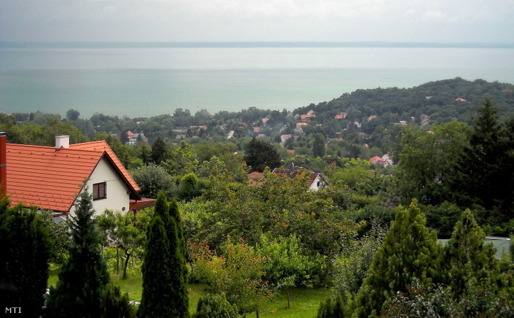 Kilátás az Öreg-hegyről Káptalanfüred városrészre, valamint a Balatonra