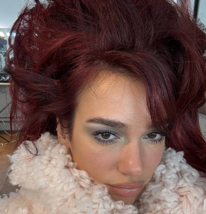 2024-ben mindenki vörös hajra vágyott, és ez 2025-ben sem változik. Azonban az új trend a barnás árnyalatokkal kevert vörös, amit úgy ismerhetünk: cherry cola, azaz cseresznyés kóla.