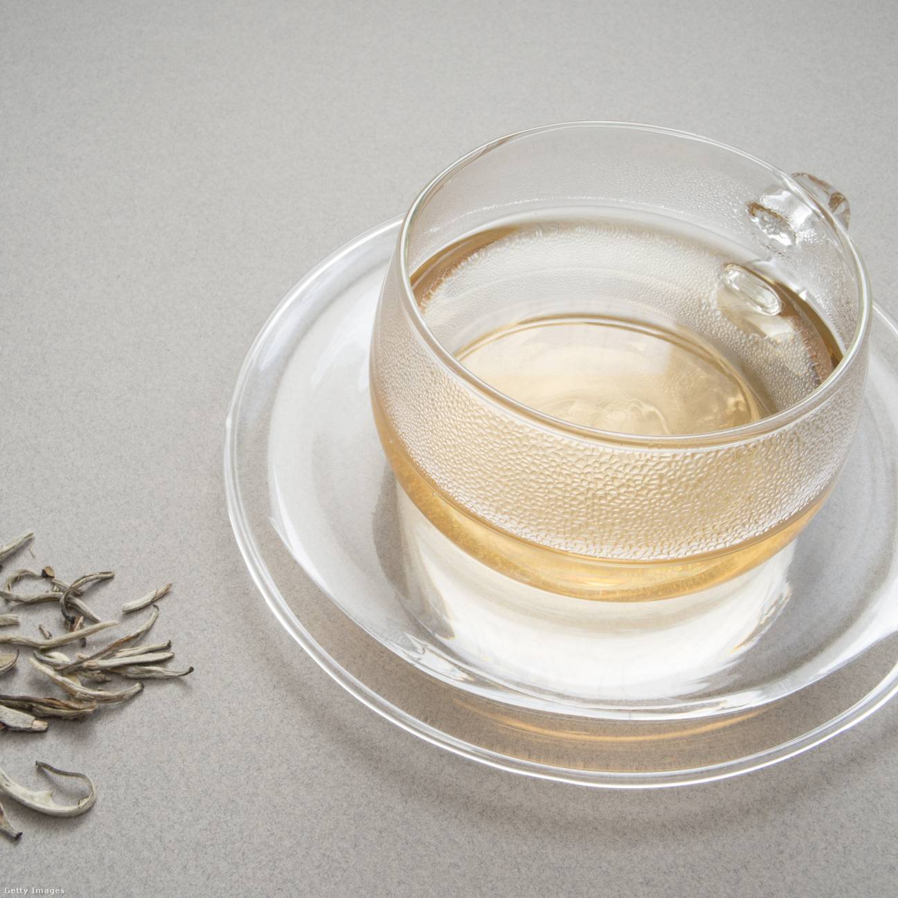 A fehér tea az antioxidáns-tartalma magas, így segít megóvni a szervezetet a szabad gyökök káros hatásaitól, fenntartani a kollagénszintet és védeni a bőrt a korai öregedéstől. A fehér tea nemcsak egészségesebbé teszi a bőrt, fogakat és csontokat, hanem csökkenti a vérnyomást és a koleszterinszintet, erősíti a szívet és a kötőszöveteket.