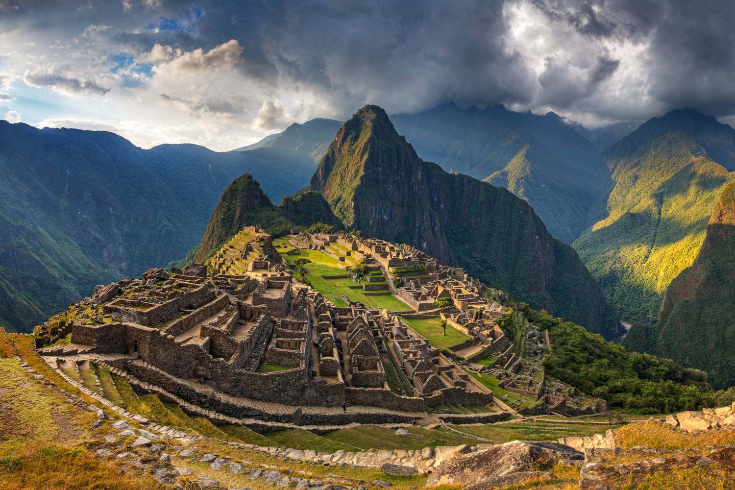 Machu Picchu a történelem és a természet igéző találkozása. A magas hegyek között megbújó inka város az ősi történelem egy darabja. A festői régészeti lelőhelyet 1983-ban az UNESCO az Emberiség Kulturális és Természeti Örökségévé nyilvánította.