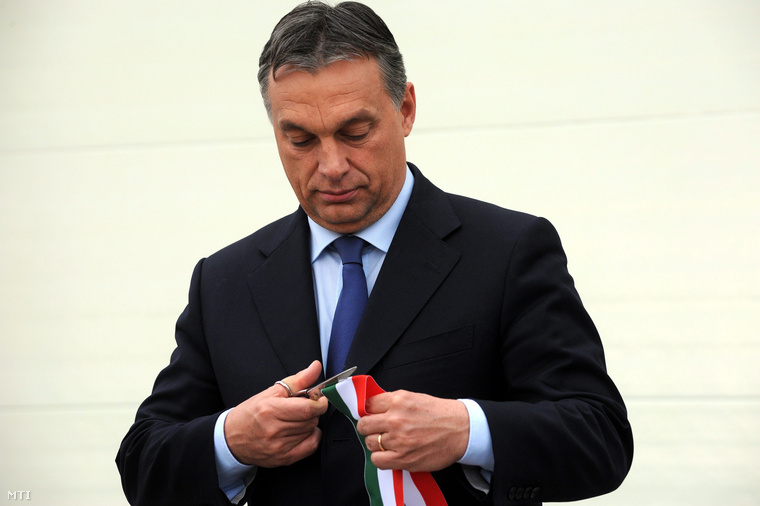 Orbán Viktor miniszterelnök a nemzetiszínű szalag átvágásával átadta a Bonafarm Csoport Csípőteleki Tehenészeti Telepét