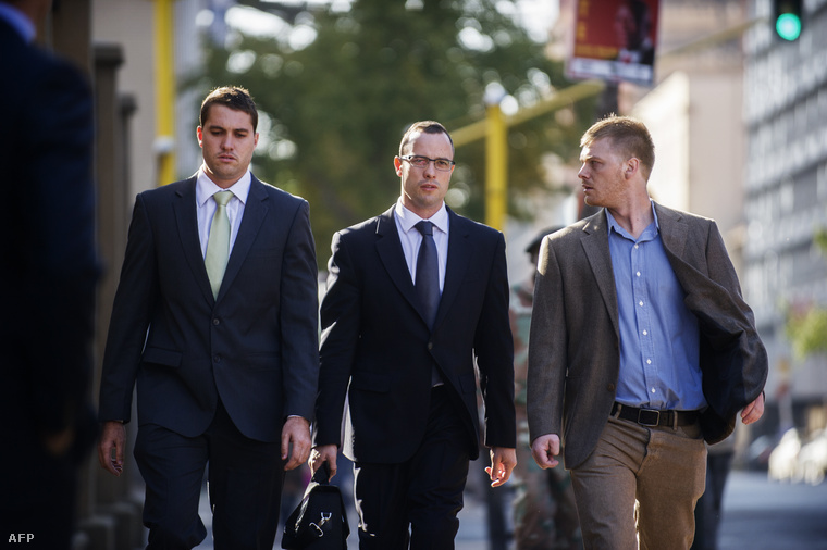 Oscar Pistorius érkezik a pretoriai bíróságra, 2014. május 14-én.