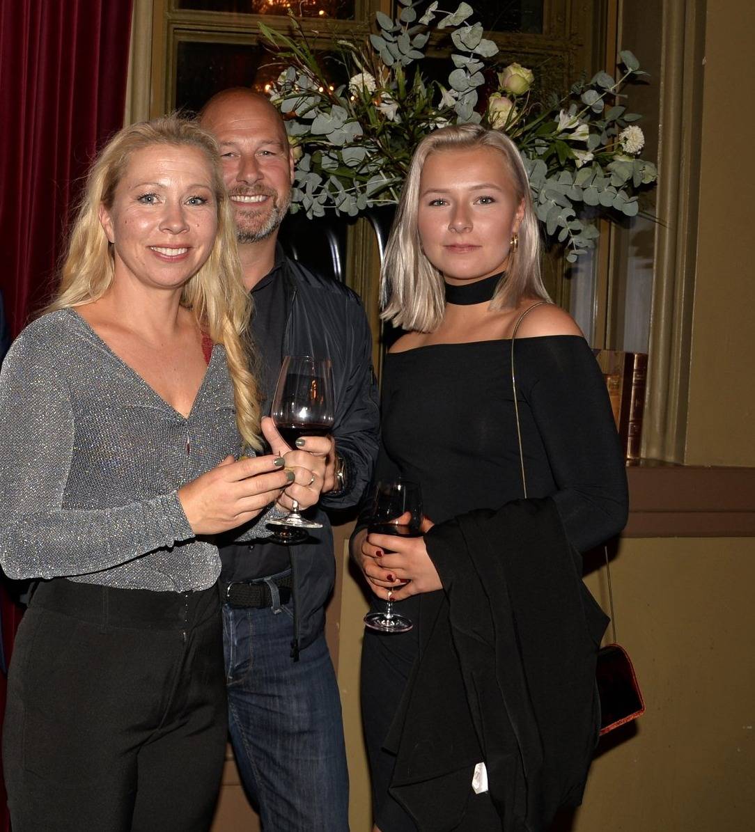 Linda Ulvaeus mellett lánya, a 24 éves Tilda látható.