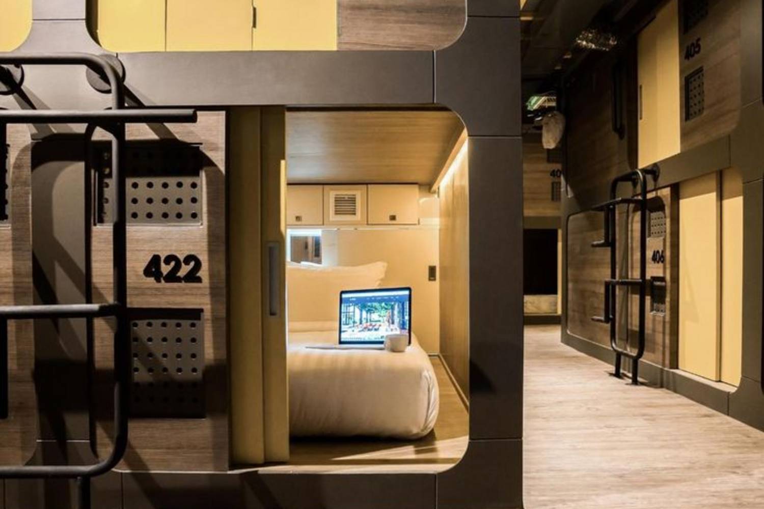 A lista vezetője a Thaiföldön található Nonze Hostel lett. Ez már egy luxuskategóriájú kapszulahotel, amelyen belül kialakítottak egy közösségi teret is. A tisztaság és a letisztult dizájn mellett a tengerre néző tetőtéri étterem is sokat dob az élményen.