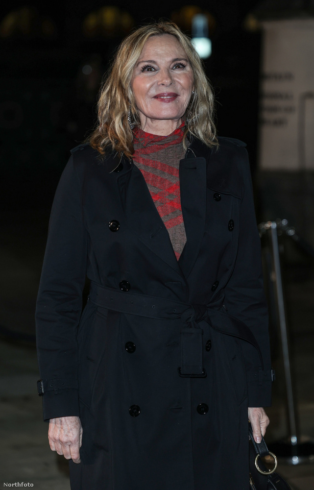 Kim Cattrall&nbsp;ugyan a bulin nem, de a Burberry bemutatóján részt vett